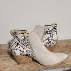 Seven Dials Women's Queensbury Zip Up Ankle Boots Lt.Stone/Snake Size:6.   Z(2)